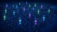 Un mapa interactiu que mostra marcadors de colors que indiquen les ubicacions de les càmeres Flock Safety ALPR, amb senyals WiFi abstractes emanant dels marcadors sobre un fons fosc.